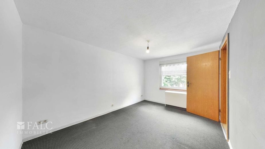 Freistehendes Familienhaus mit Wintergarten, drei Garagen und viel Platz – Schlafzimmer