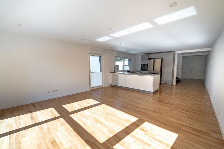 Attraktive Maisonettewohnung mit Haus-im-Haus-Charakter, Dachloggia, Garage – Wohn-/Essbereich