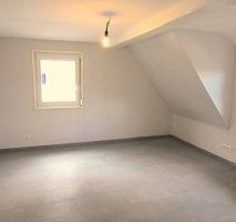 !!! Sofort beziehbar !!! Helle 3,5-Zi.-DG-Wohnung mit Balkon &amp; EBK - frisch renoviert, zentrumsnah – Wohnzimmer