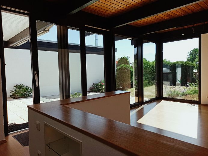 Blick Esszimmer auf Terrasse