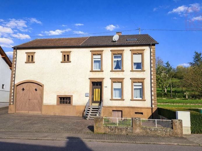 One- to two-family house with barn and large plot – Foto 1