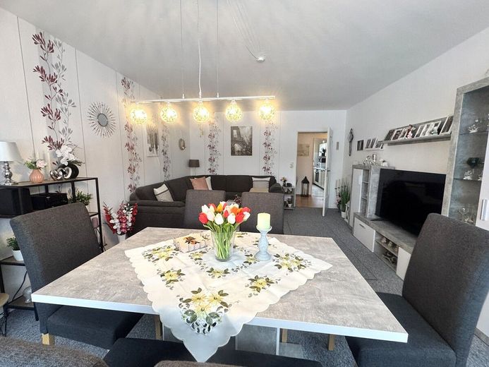 Charmante Erdgeschosswohnung mit 72 m² 
(3 Zimmer) im zentralen Zeven. – Wohn_Essbereich