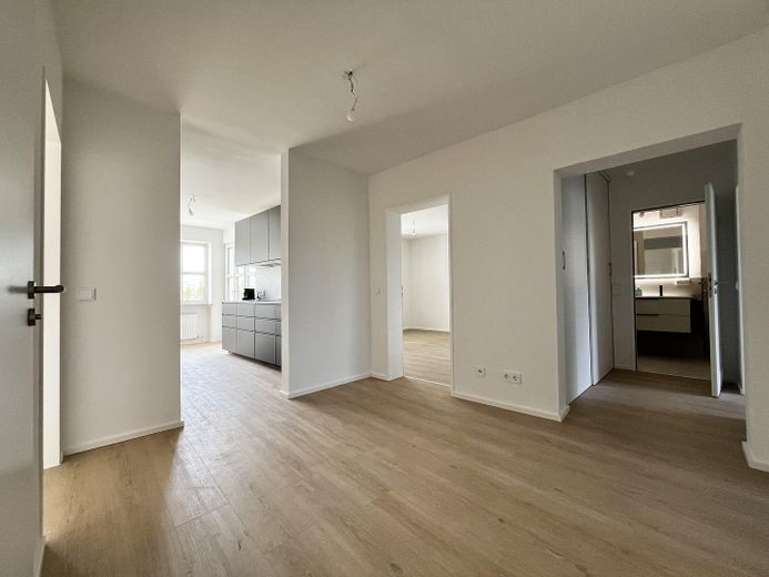 Top modernisierte, gut vermietete 4-Zimmer-Wohnung mit großem Balkon und Parkplatz – Eingangsbereich