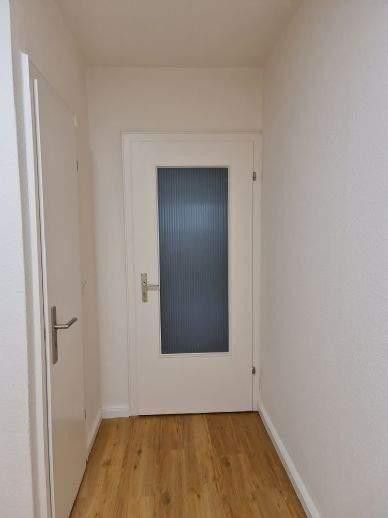 Attraktive Souterrain-2 Zi-Wohnung  88 qm in Jugenstil-Villa zu vermieten – 1. Flur