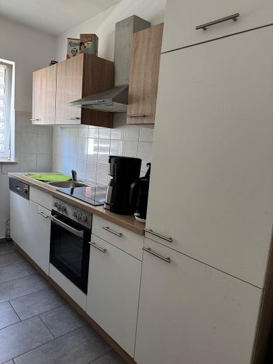 Renovierte 3- Zimmer Erdgeschosswohnung mit EBK und Terrasse in ruhiger Lage in 23974 Neuburg – Küche Bild 2