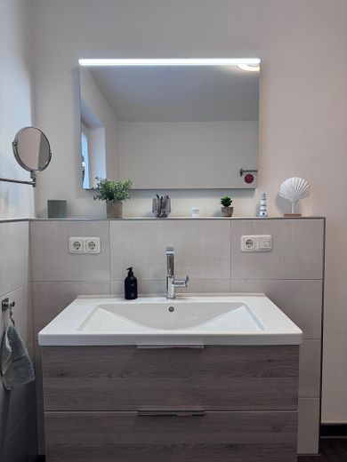 Einzigartige Gartenwohnung in München – Großes Bad - Waschbecken