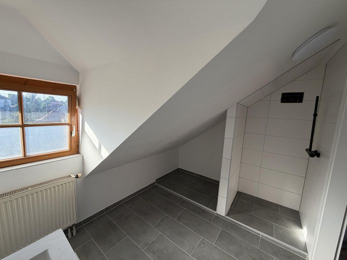 Renovierte 2,5-Zimmer-Dachgeschosswohnung in Ellwangen Kernstadt – Bad