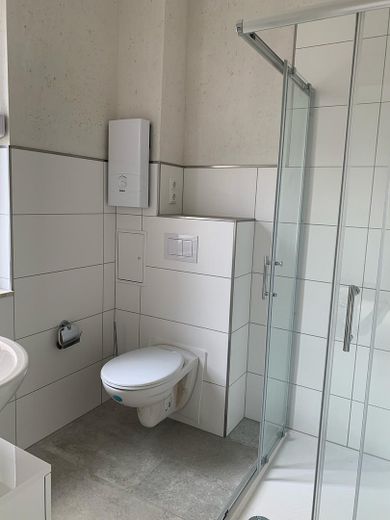 Voll möbliertes 1-Zimmer Apartment in Stendal City mit EBK und Balkonterrasse am Krankenhaus – Bad mit Fenster & Dusche