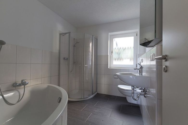 Gebotsverfahren: Modernisierungsbed., teilvermietetes
3-Familienhaus in ruhiger Lage von Höchst – V739-2414-33