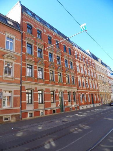 modernisierte/helle und möblierte Dachgeschosswohnung - 1,5 Zi. Küche mit EBK/Wannenbad  - ca. 35m² - zentrumsnah – 220715_ETW_BOS44_Nr.13_MFH_vorn_02