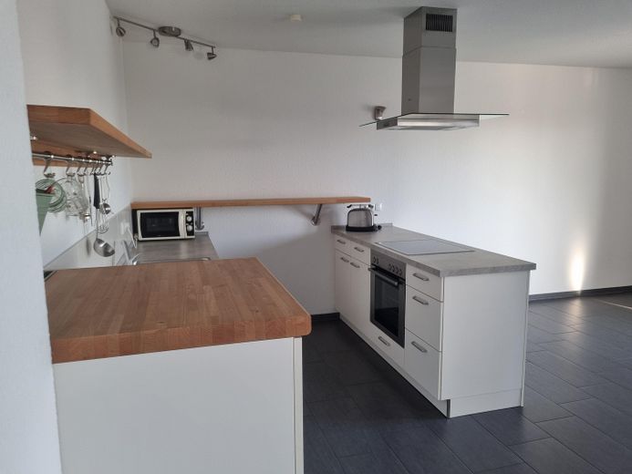 Wohnen und Arbeiten an einem Ort? Moderne Stadtwohnung mit Dachterrasse. – Einbauküche 3. Etage