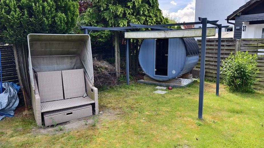 BS - Querum - Exklusives Doppelhausensemble mit moderner Architektur, hohem Wohnkomfort und Garten – Garten mit Fasssauna