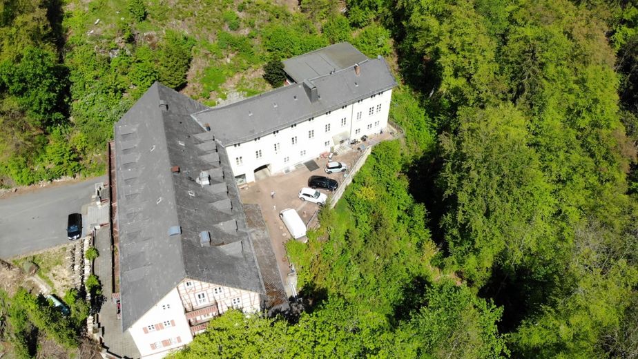Grande proprietà con tre edifici in posizione privilegiata su un terreno boschivo di 33.600 m² – Foto 4