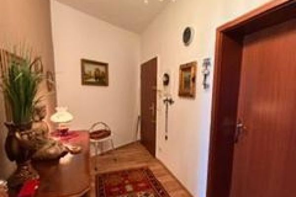 Номер об’єкта: 7326 — затишна 2-кімнатна квартира у власність із вбудованою кухнею, ванною та коморою на 2-му верхньому поверсі в Плауені
