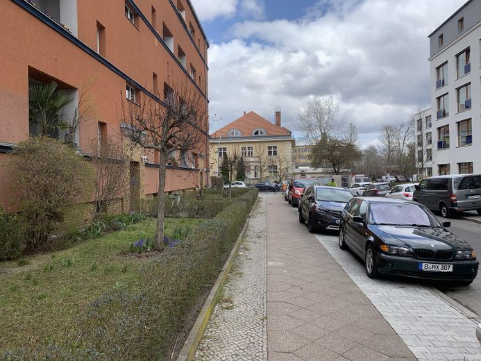 Bezugsfreie Wohnung in Baumschulenweg • Altbau • Provisionsfrei – Strassenbild