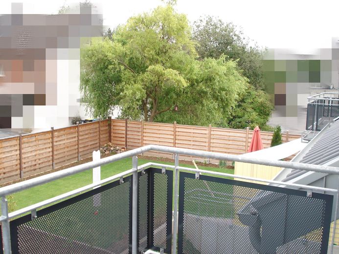 Lichtdurchflutetes Single-Schatzkästchen: Gehobene DG-Wohnung mit Balkon – BALKON MIT AUSSICHT