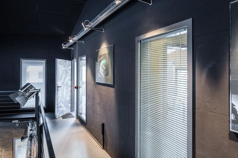 Einzigartig im Umkreis: 278m² Design-Loft-Halle + 100m² Büro-Obergeschoss, genehmigt als Wohnraum – Obergeschoss