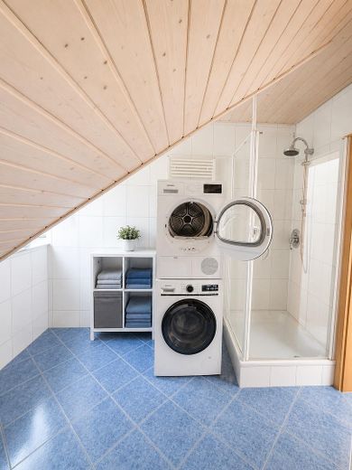 Großzügige 4-Zimmer-Maisonette Wohnung mit Hauscharakter, Garten und 2 Garagen – Bad