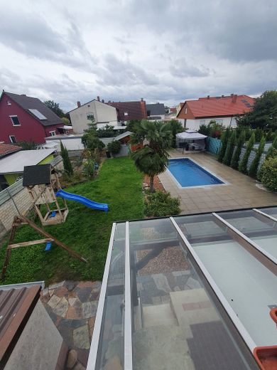 1-3 Familienhaus mit traumhaftem Garten und Pool – Blick auf Garten 