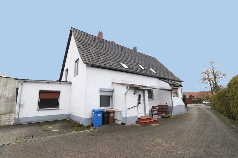 Gepflegtes Einfamilienhaus mit Anbau, perfekt für die große Familie – Außenansicht mit Anbau