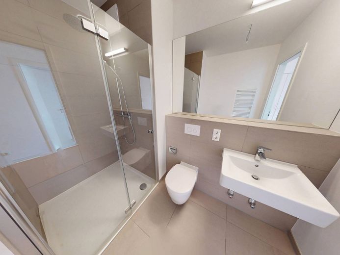 Moderne 3-Zimmer-Wohnung mit EBK und ZWEI BALKONEN im Neubauquartier 'Ferdinand's Garden' – Badezimmer mit Dusche