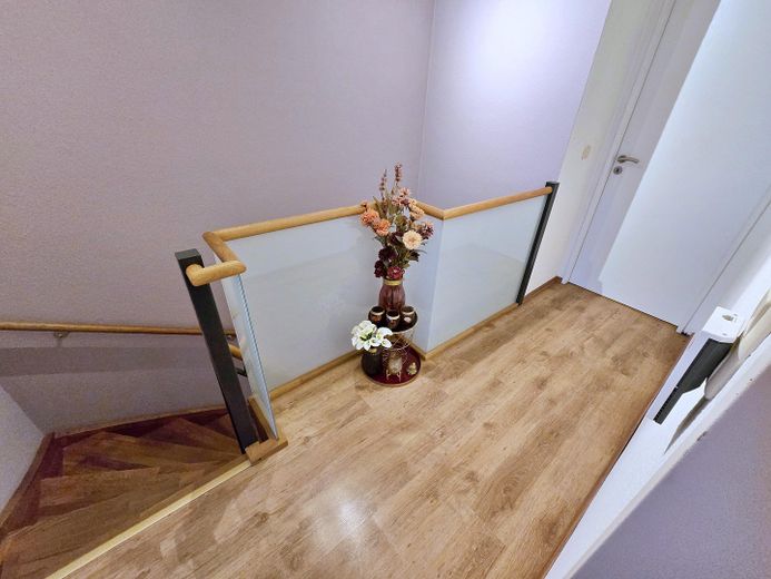 DA PRIVATO!! Casa a schiera centrale adatta alle famiglie con giardino e 2 posti auto ad Ahrensburg – Flur / Treppe OG