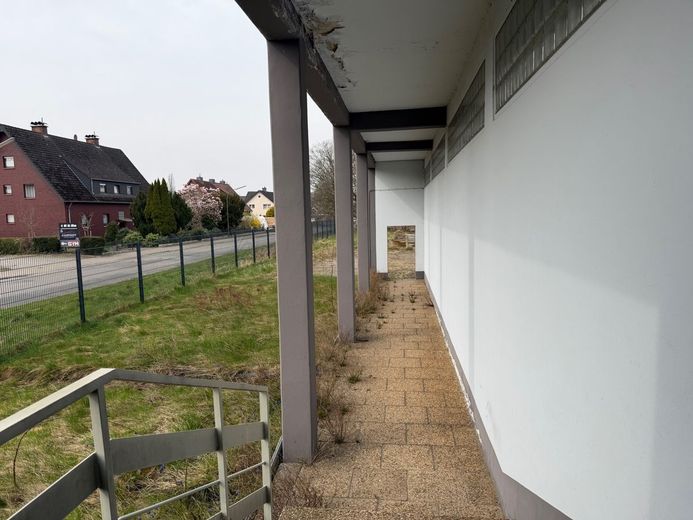 Gewerbeimmobilie mit großer Außenfläche und zwei Hausmeisterwohnungen – IMG_8830