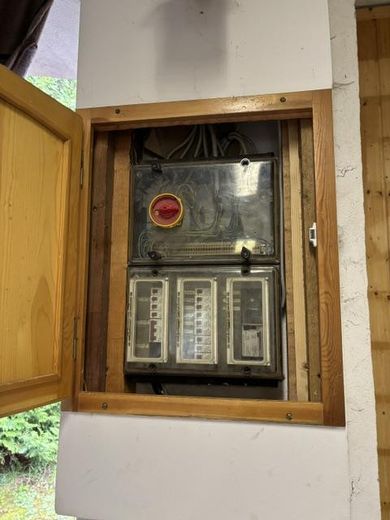 Maison plurifamiliale avec grand garage à Breitenbrunn – Nebengebäude Elektroverteilung