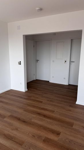 Erstbezug nach Renovierung: Moderne 2ZKB mit großer Dachloggia, EBK und Stellplatz – Flur