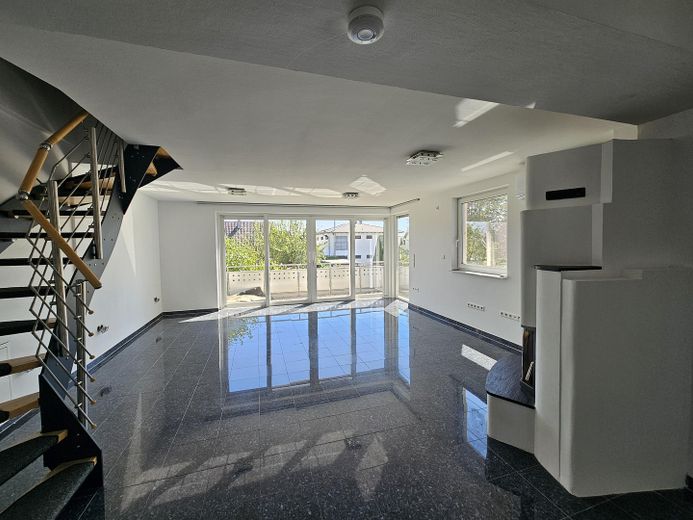 Großzügige Maisonette im Architektenhaus mit Kamin, Balkon & Albblick – ideal für 1–2 Personen – Wohnzimmer 