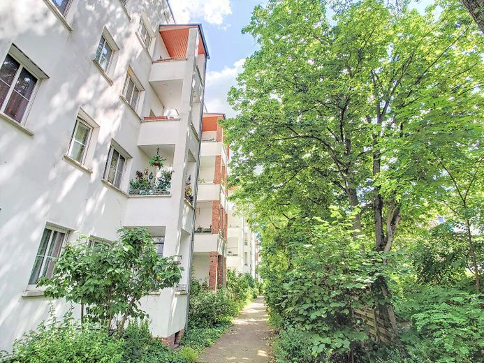 Desayuno en su balcón orientado al sur junto al Weißer See – Grüner, ruhiger Hof