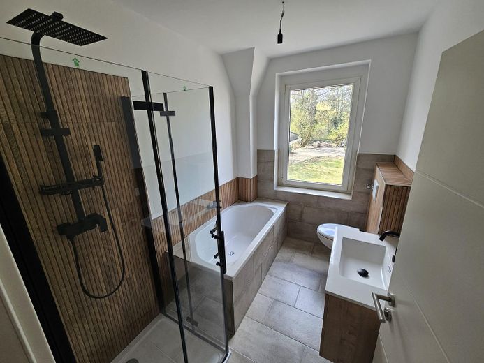 Stilvolle 2-Zimmer-Wohnung mit Regendusche, Badewanne & hochwertiger Ausstattung in Bernau – Bad mit Regendusche & Wanne