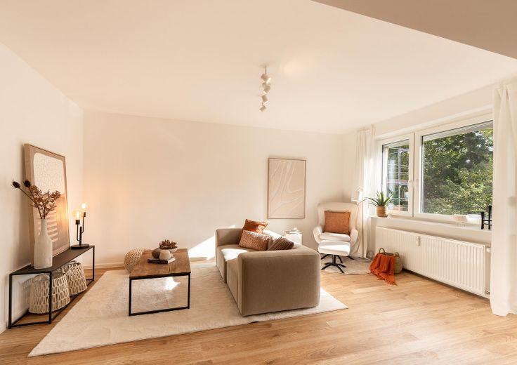Provisionsfrei – frisch kernsanierte 3-Zimmer-Wohnung mit Balkon und Tiefgarage in Winterhude – Wohnzimmer 