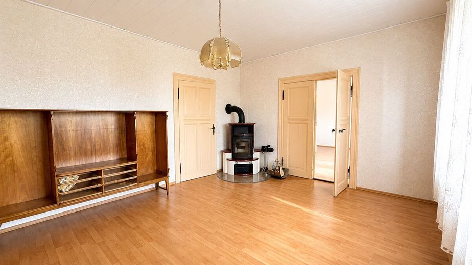 Reserviert | PROVISIONSFREI | Attraktives Zweifamilienhaus mit zusätzlicher Wohneinheit – Wohnzimmer 1 OG