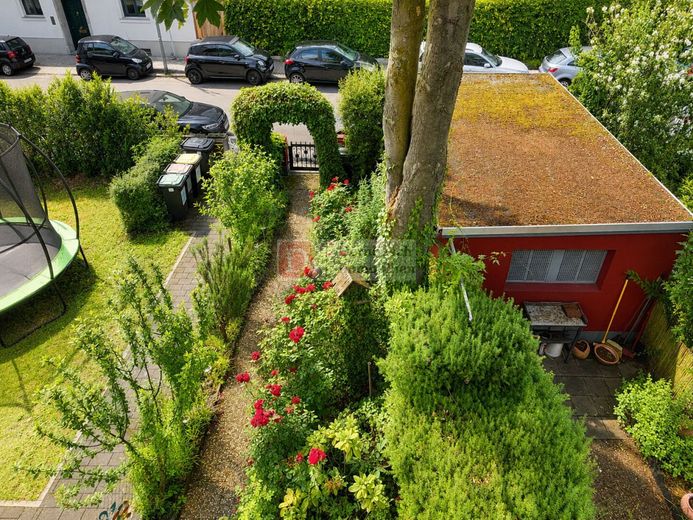 Top!! Dom szeregowy środkowy z 6 pokojami, ogrodem i garażem w dobrej lokalizacji – Gartenansicht von oben
