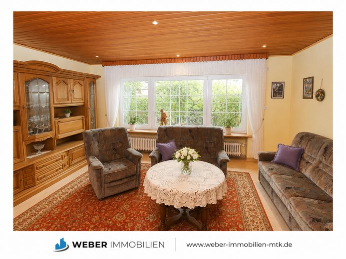 1-2 Generationenhaus mit SONNEN-Garten in RUHIGER Seitenstraße von WEILBACH – Wohnzimmer