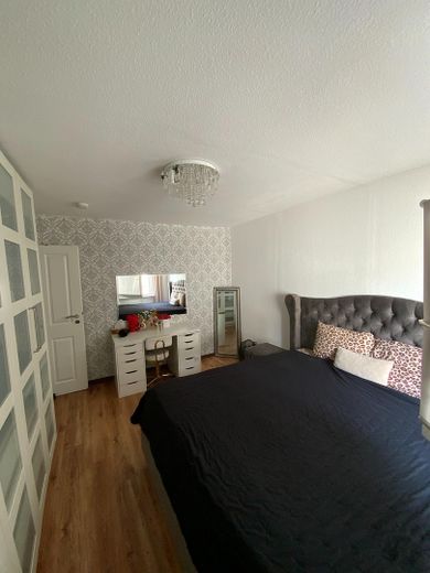 3-Zimmer-Wohnung mit Balkon in zentraler Lage – Schlafzimmer