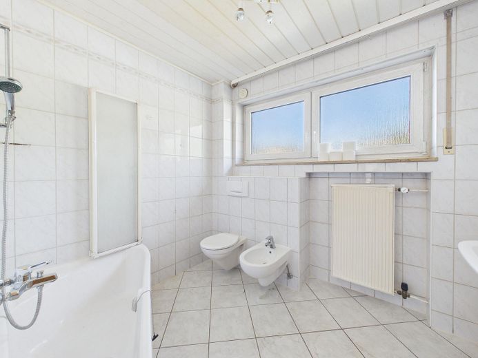 Edles Reihenmittelhaus in gepflegter Umgebung – 1.Etage Bad mit Badewanne