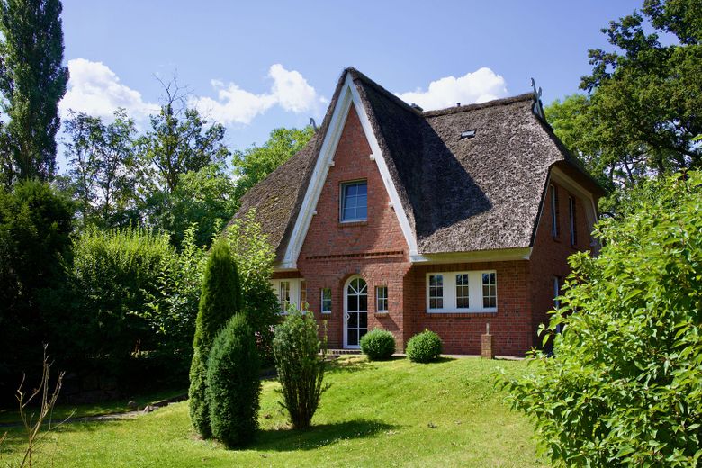provisionsfrei: Reetdachhaus auf Traumgrundstück mit Meernähe & Ferienhaus-Potenzial – Südrügen – Ansicht Haus