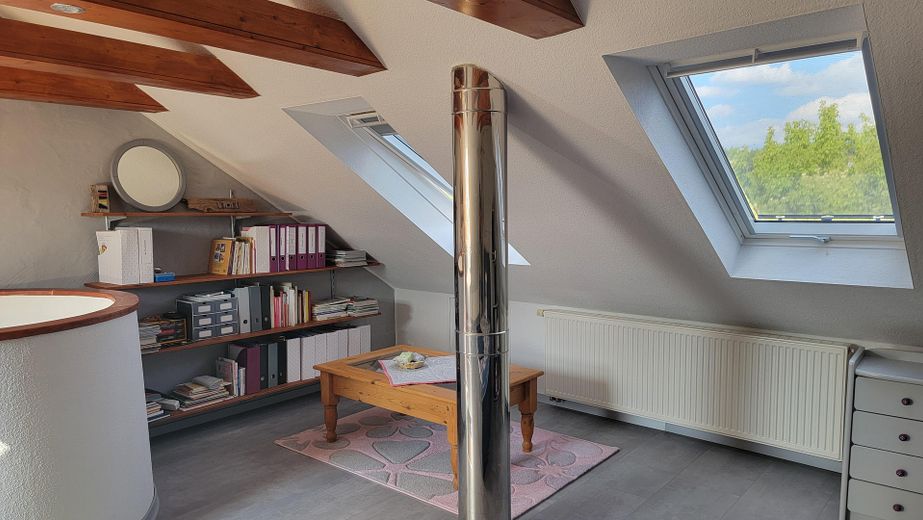 •2 gemeubileerde kamers met veel privacy nabij Lübeck – ideaal voor studente - slechts 3 km van de universiteit – Wohn-/Schlafzimmer