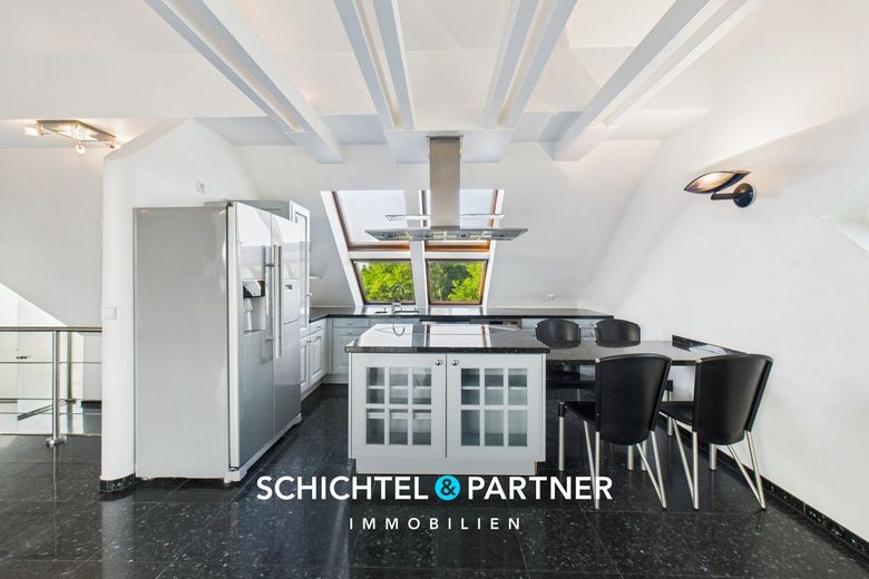 Uphusen | Seltenes Wohn- und Geschäftshaus mit Parkhof und Autohalle – S&amp;P | Wohnküche