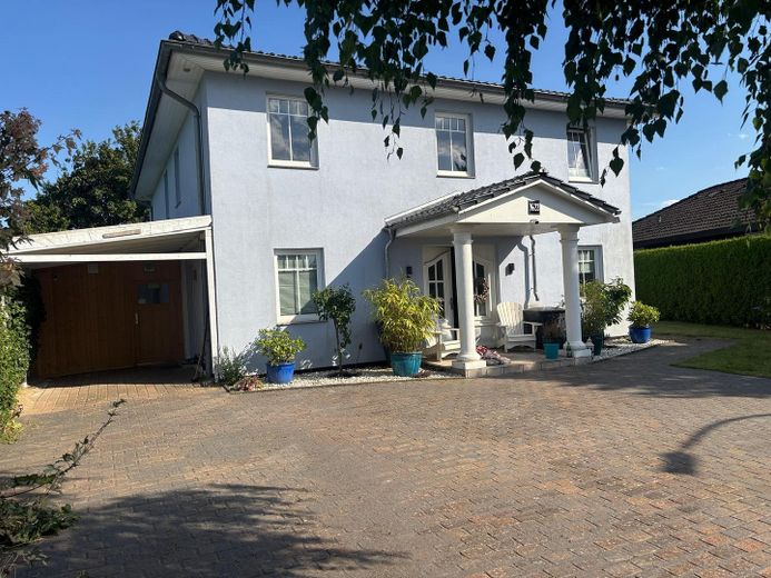 Toskana-Villa freistehend auch als Zweifamilienhaus nutzbar – Frontansicht