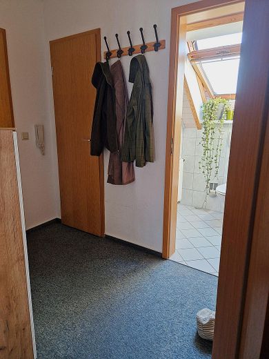 Attraktive 3-Zimmer-DG-Wohnung mit Balkon, TG & Stellplatz in Mühlhausen-Rettigheim – Eingangsflur, Abst.raum und WC