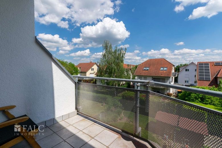 Wohnen auf zwei Ebenen - 3 Zimmer-Dachgeschosswohnung mit Loggia und TG-Stellplatz – Balkon