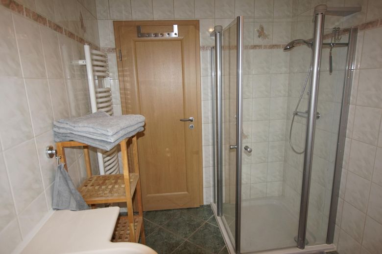 hochwertig saniertes Reihenhaus mit EBK, Wintergarten, provisionsfrei – Duschbad EG