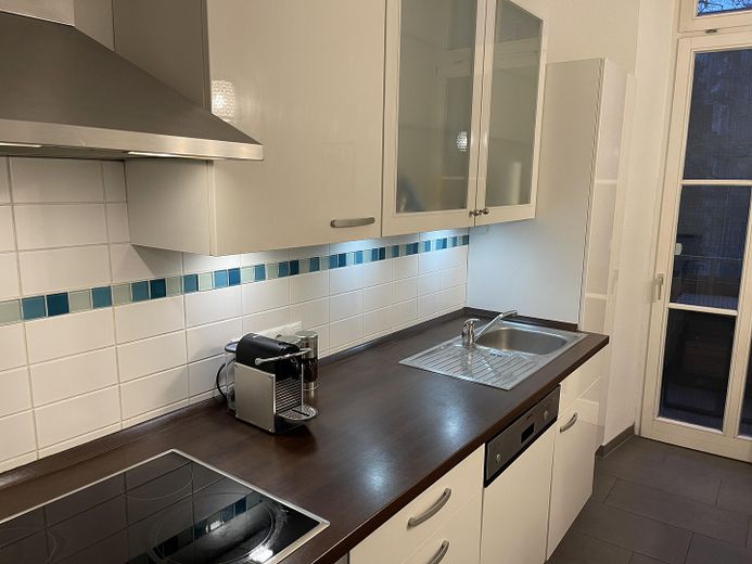4-osobowe WG oferuje jasny pokój 16 m², w pełni umeblowany – bezpośrednio przy Ringpark, 2 min. od dworca – Küche