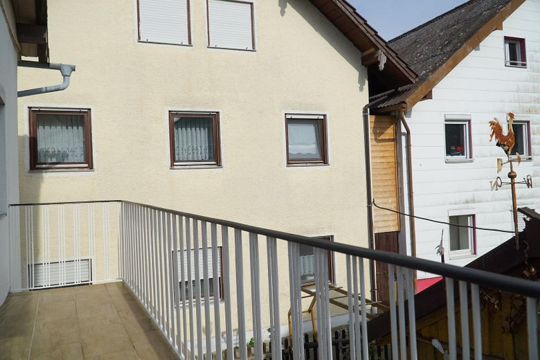 Vollständig renoviertes und modernisiertes 5-Zimmer-Einfamilienhaus in Eichendorf – Balkonansicht links