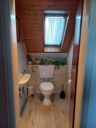 Freistehendes Familienhaus mit Fernblick und großem Garten. – Separates WC im Dachgeschoss