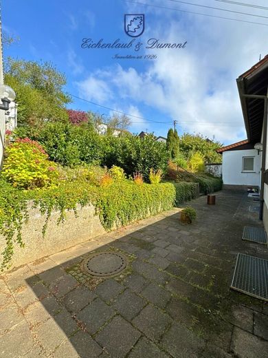 Vielseitig nutzbares Wohn- und Geschäftshaus in Quierschied – Terrasse vor dem Eingang