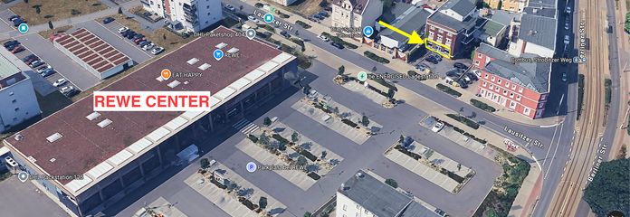 Gegenüber vom REWE Center